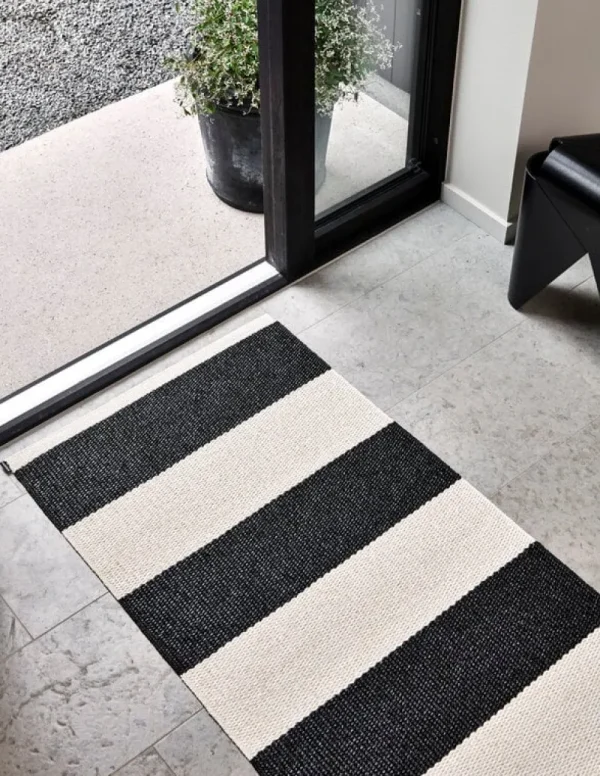 Finnish Design Shop Outdoor-textilien^Bob Teppich, 140 x 180 cm, Schwarz - Vanille