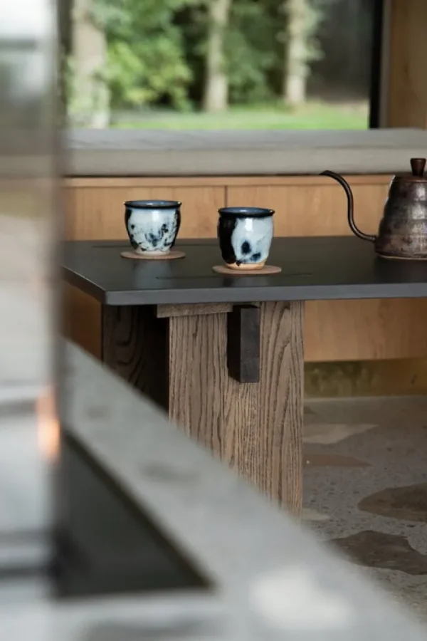 Normann Copenhagen Tische-Eberhart Furniture Arnold Couchtisch, dunkler Beton - dunkle Eiche