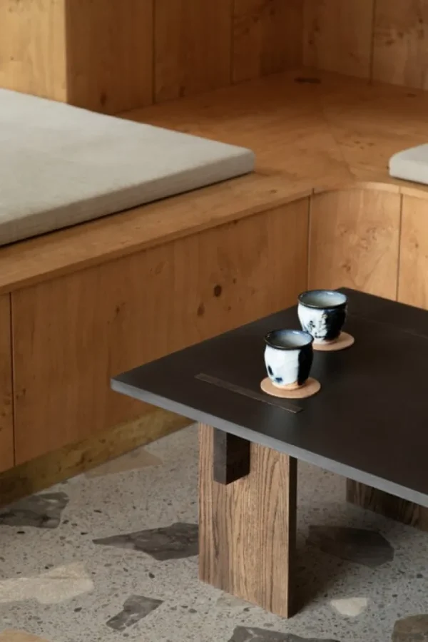 Normann Copenhagen Tische-Eberhart Furniture Arnold Couchtisch, dunkler Beton - dunkle Eiche