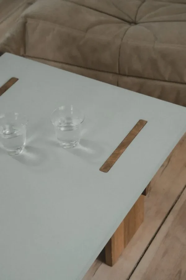 Muuto Tische-Eberhart Furniture Arnold Couchtisch, heller Beton - hell Eiche