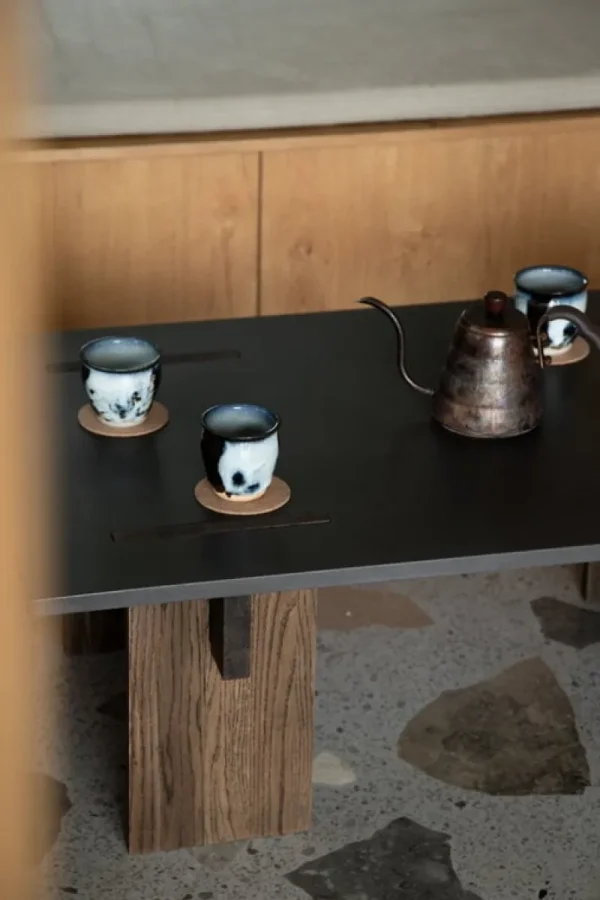 Normann Copenhagen Tische-Eberhart Furniture Arnold Couchtisch, dunkler Beton - dunkle Eiche