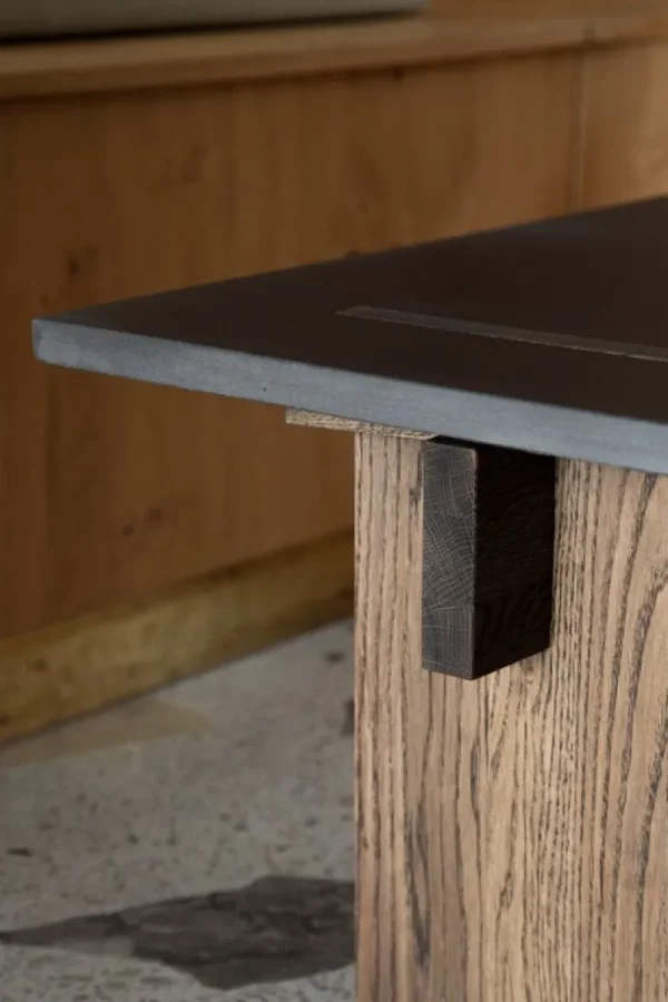 Normann Copenhagen Tische-Eberhart Furniture Arnold Couchtisch, dunkler Beton - dunkle Eiche