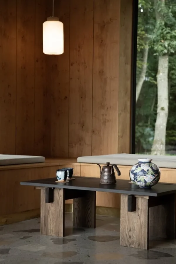 Normann Copenhagen Tische-Eberhart Furniture Arnold Couchtisch, dunkler Beton - dunkle Eiche