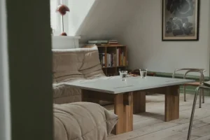 Muuto Tische-Eberhart Furniture Arnold Couchtisch, heller Beton - hell Eiche