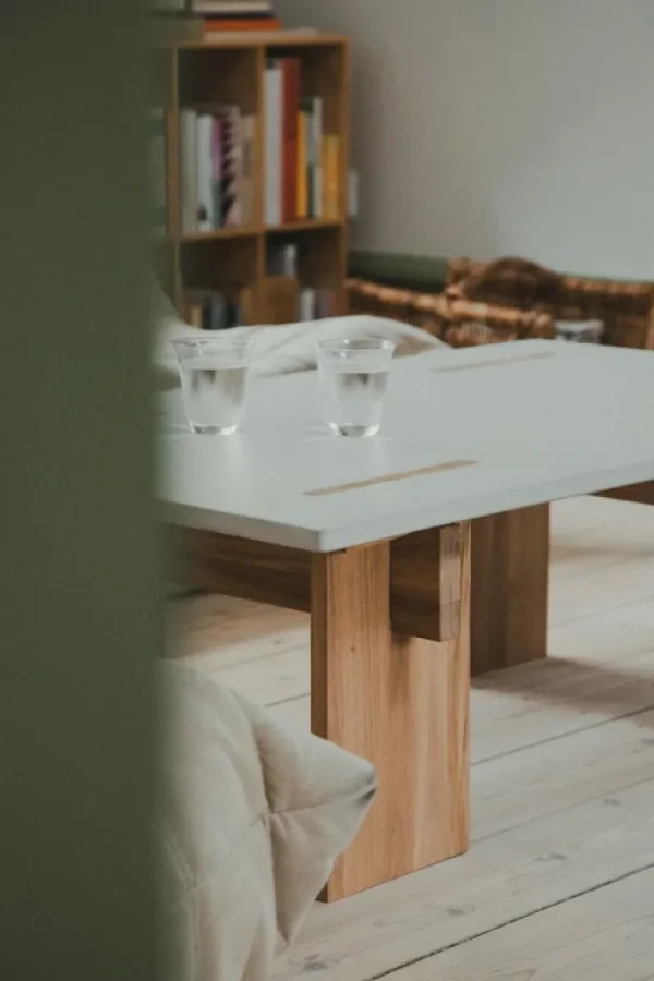 Muuto Tische-Eberhart Furniture Arnold Couchtisch, heller Beton - hell Eiche