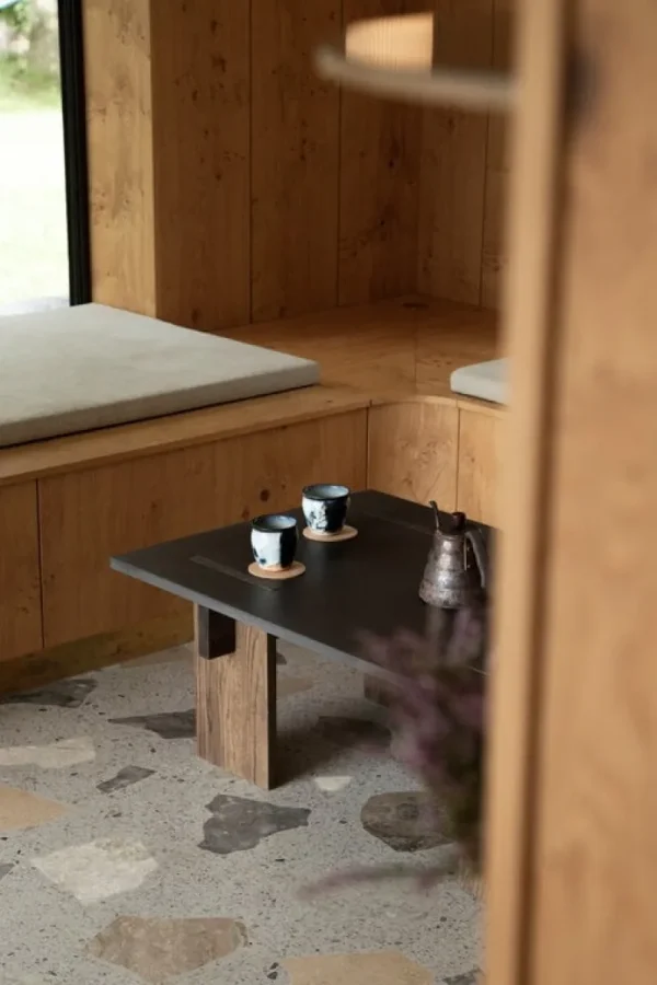 Normann Copenhagen Tische-Eberhart Furniture Arnold Couchtisch, dunkler Beton - dunkle Eiche