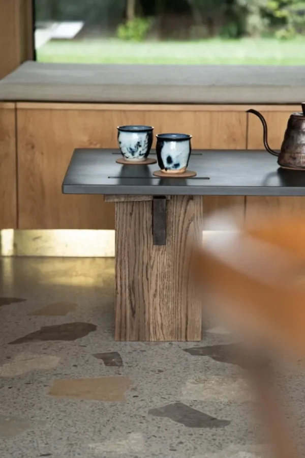 Normann Copenhagen Tische-Eberhart Furniture Arnold Couchtisch, dunkler Beton - dunkle Eiche