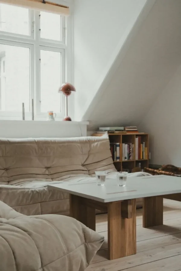 Muuto Tische-Eberhart Furniture Arnold Couchtisch, heller Beton - hell Eiche