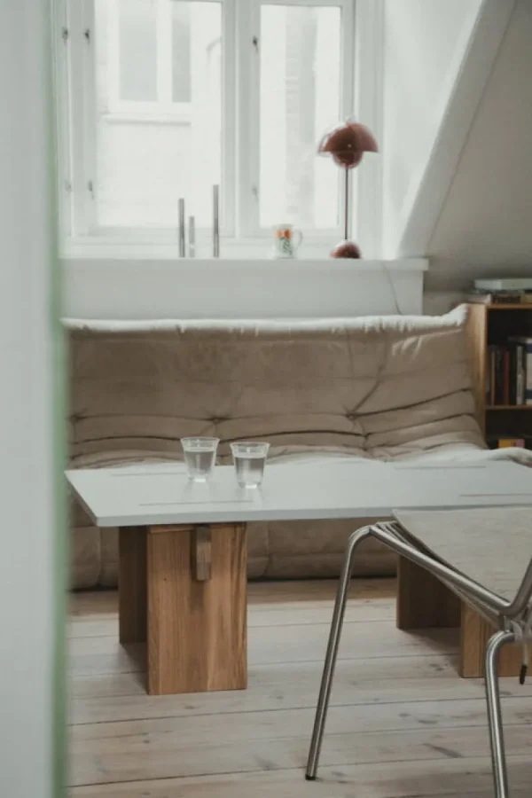 Muuto Tische-Eberhart Furniture Arnold Couchtisch, heller Beton - hell Eiche