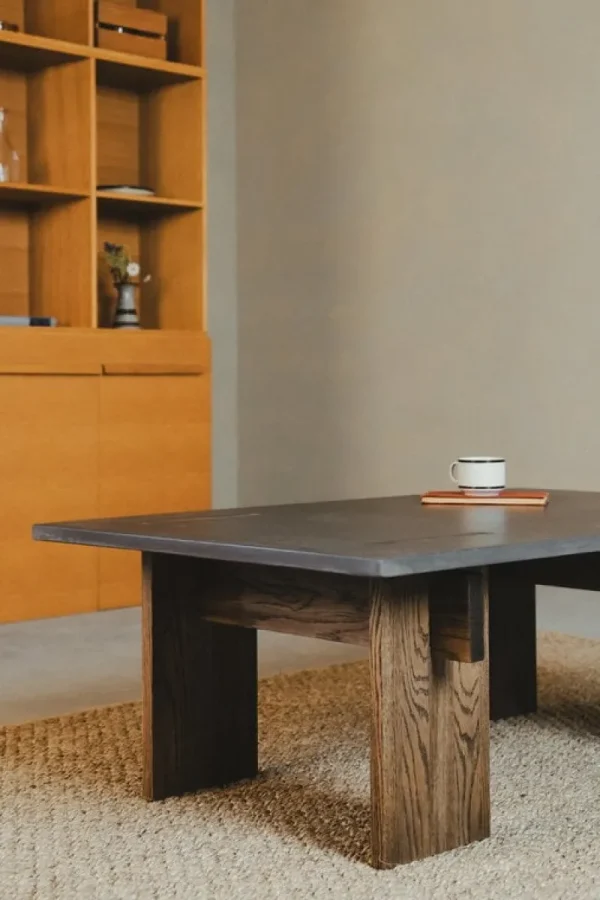 Normann Copenhagen Tische-Eberhart Furniture Arnold Couchtisch, dunkler Beton - dunkle Eiche