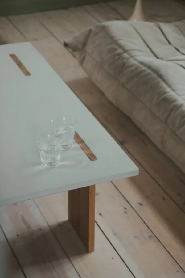 Muuto Tische-Eberhart Furniture Arnold Couchtisch, heller Beton - hell Eiche