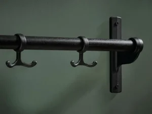 Essem Design Garderoben Und Kleiderbügel^Nostalgi Hakenleiste, 100 cm, Eiche schwarz gebeizt - Schwarz