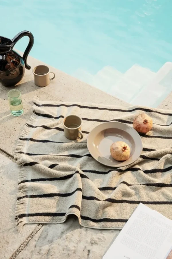 ferm LIVING Badezimmertextilien^Alee Badetuch, 70 × 140 cm, Sand – Schwarz