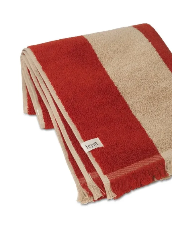 ferm LIVING Badezimmertextilien^Alee Badetuch, 70 × 140 cm, Beige – Rot