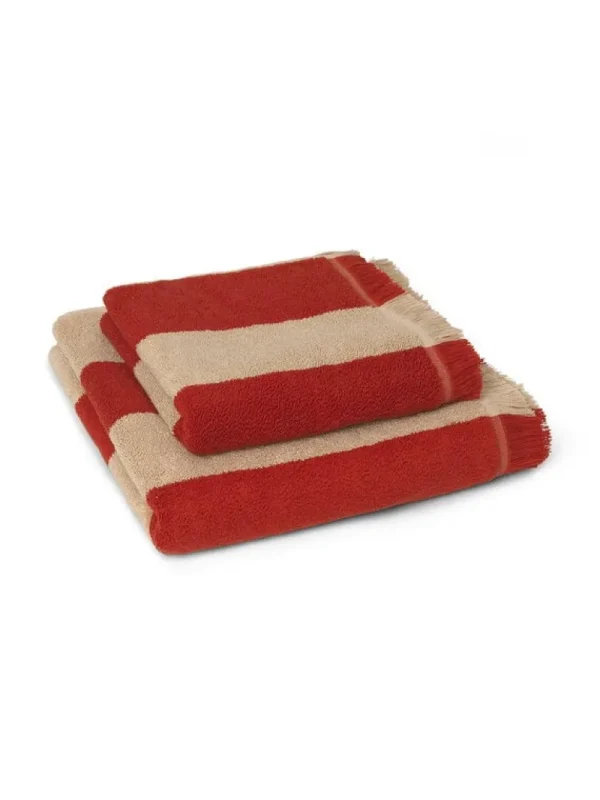 ferm LIVING Badezimmertextilien^Alee Badetuch, 70 × 140 cm, Beige – Rot