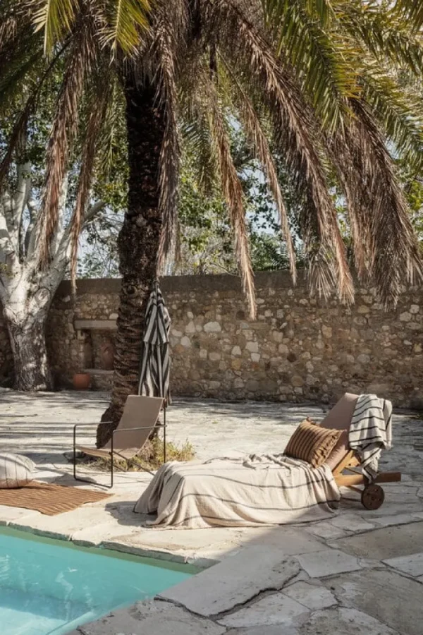 ferm LIVING Badezimmertextilien^Alee Badetuch, 70 × 140 cm, Sand – Schwarz