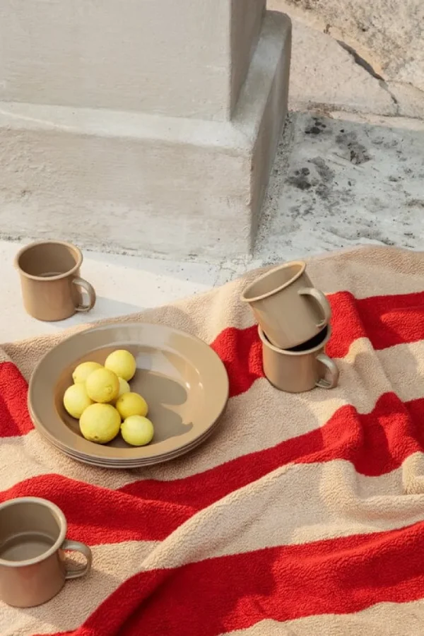 ferm LIVING Badezimmertextilien^Alee Badetuch, 70 × 140 cm, Beige – Rot
