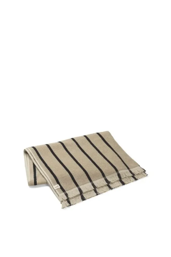 ferm LIVING Badezimmertextilien^Alee Strandtuch, 100 x 150 cm, Sandbeige - Schwarz