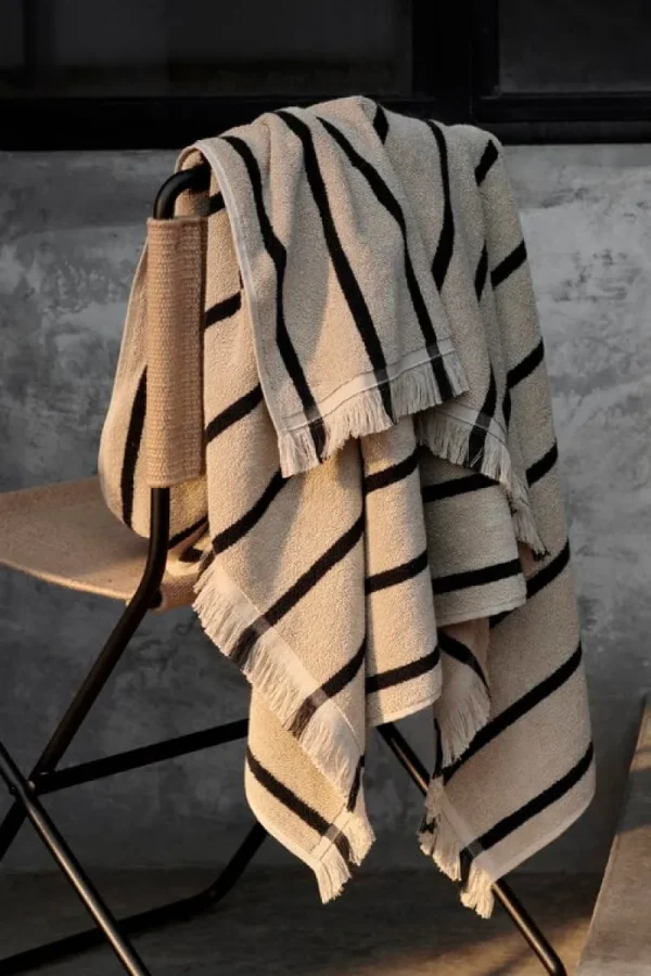 ferm LIVING Badezimmertextilien^Alee Strandtuch, 100 x 150 cm, Sandbeige - Schwarz