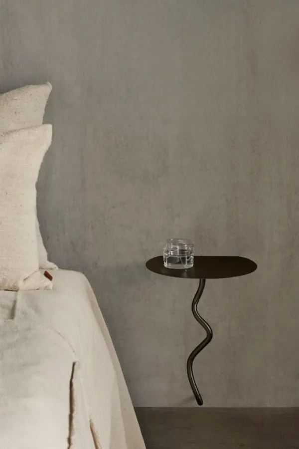 ferm LIVING Regale-Curvature Wandtisch, schwarzes Messing