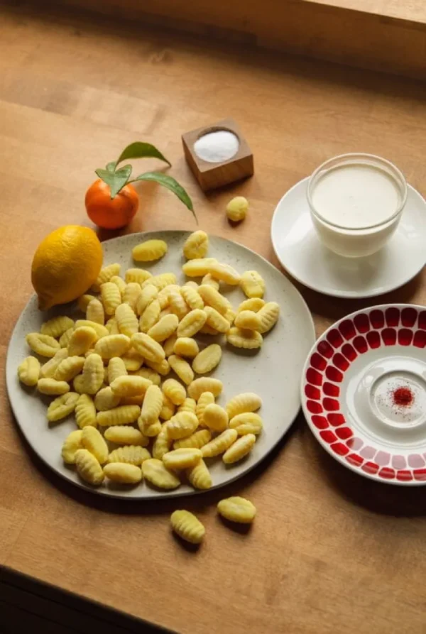 ferm LIVING Geschirr^Flow Teller, Groß, Cremeweiß Gesprenkelt