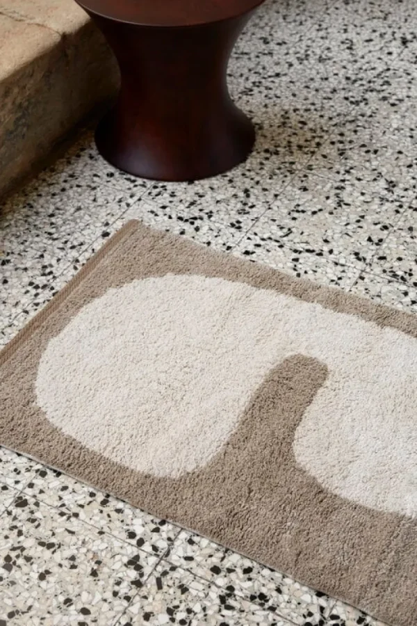 ferm LIVING Badezimmertextilien^Lay Teppich, waschbar, dunkles Taupe - Cremeweiß