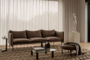 Fogia Sofas Und Liegen-Tiki 3-Sitzer Sofa, Jubiläumsausgabe, schwarzer Stahl - Vintage Tabak