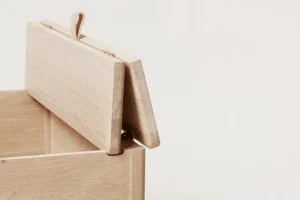 Muuto Aufbewahrungsmöbel | Sitzgelegenheiten-Form & Refine A Line Aufbewahrungsbank, 68 cm, Eiche weiß