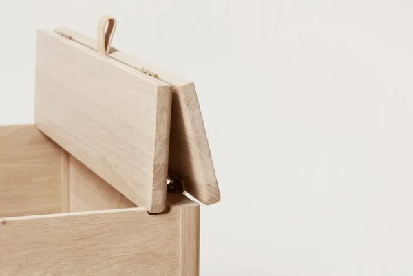 Muuto Aufbewahrungsmöbel | Sitzgelegenheiten-Form & Refine A Line Aufbewahrungsbank, 68 cm, Eiche weiß