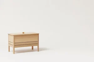 Muuto Aufbewahrungsmöbel | Sitzgelegenheiten-Form & Refine A Line Aufbewahrungsbank, 68 cm, Eiche weiß