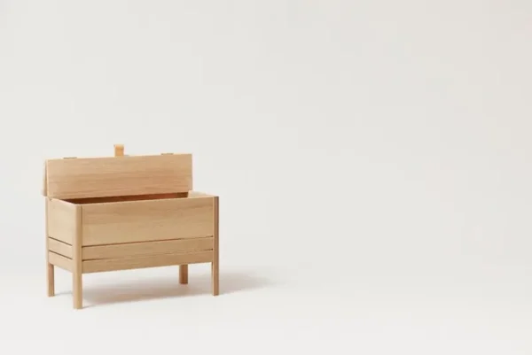 Muuto Aufbewahrungsmöbel | Sitzgelegenheiten-Form & Refine A Line Aufbewahrungsbank, 68 cm, Eiche weiß