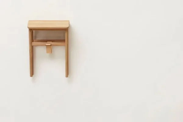 Form & Refine Sitzgelegenheiten-Form & Refine Angle faltbarer Hocker, weiß geölte Eiche