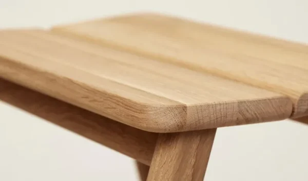 Form & Refine Sitzgelegenheiten-Form & Refine Angle faltbarer Hocker, weiß geölte Eiche