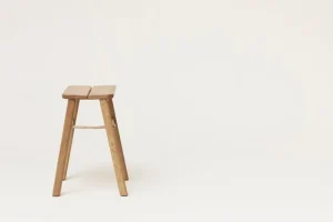 Form & Refine Sitzgelegenheiten-Form & Refine Angle faltbarer Hocker, weiß geölte Eiche