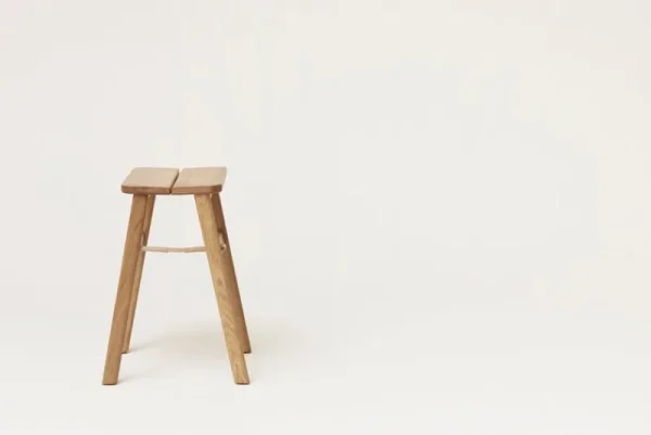 Form & Refine Sitzgelegenheiten-Form & Refine Angle faltbarer Hocker, weiß geölte Eiche