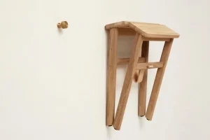 Form & Refine Sitzgelegenheiten-Form & Refine Angle faltbarer Hocker, weiß geölte Eiche