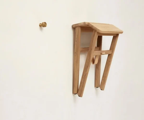 Form & Refine Sitzgelegenheiten-Form & Refine Angle faltbarer Hocker, weiß geölte Eiche