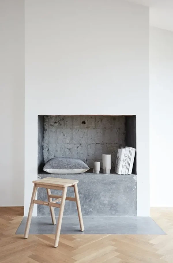 Form & Refine Sitzgelegenheiten-Form & Refine Angle faltbarer Hocker, weiß geölte Eiche