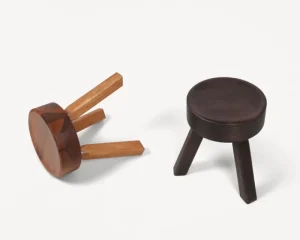 Muuto Sitzgelegenheiten-Frama AML Hocker, Kiefer dunkel