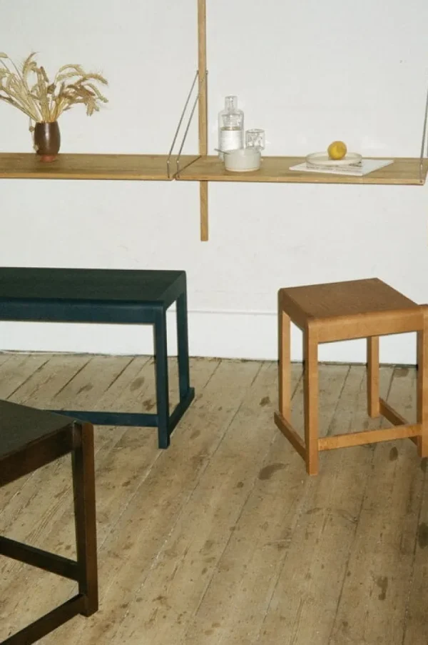 Artek Sitzgelegenheiten-Frama Low Stool 01, warmes braunes Holz