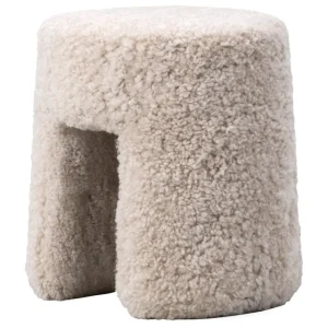 Muuto Sitzgelegenheiten-Fredericia Sequoia Pouf, Schaffell Moonlight