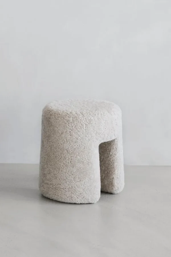 Muuto Sitzgelegenheiten-Fredericia Sequoia Pouf, Schaffell Moonlight