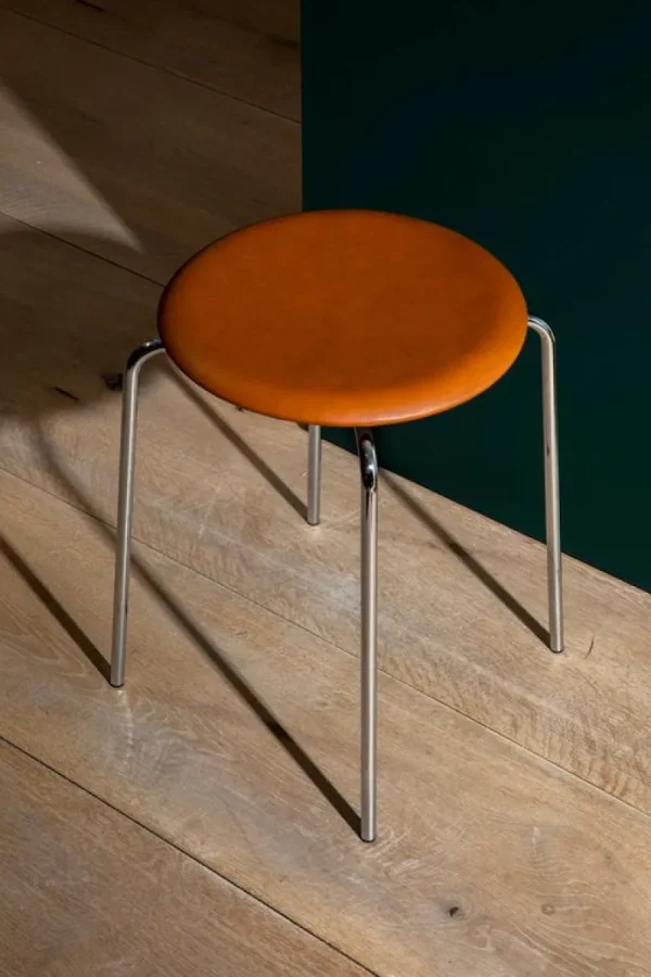 Fritz Hansen Sitzgelegenheiten-Dot Hocker, nussbaumfarbenes Leder – Chrom