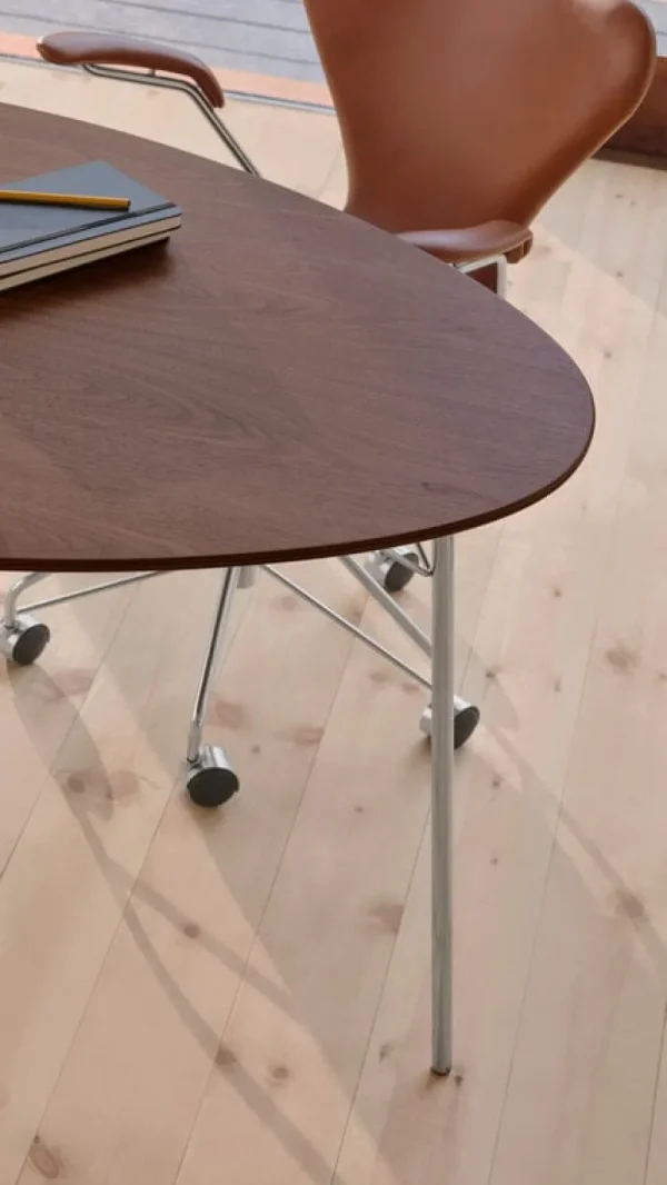 Woud Tische-Fritz Hansen Egg-Tisch, 115 x 84 cm, Chrom – Nussbaum