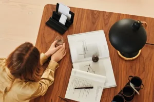 Fritz Hansen Bürobeleuchtung | Schreibtischlampen^Kaiser Idell 6631 T Luxus Tischleuchte, mattschwarz – Messing