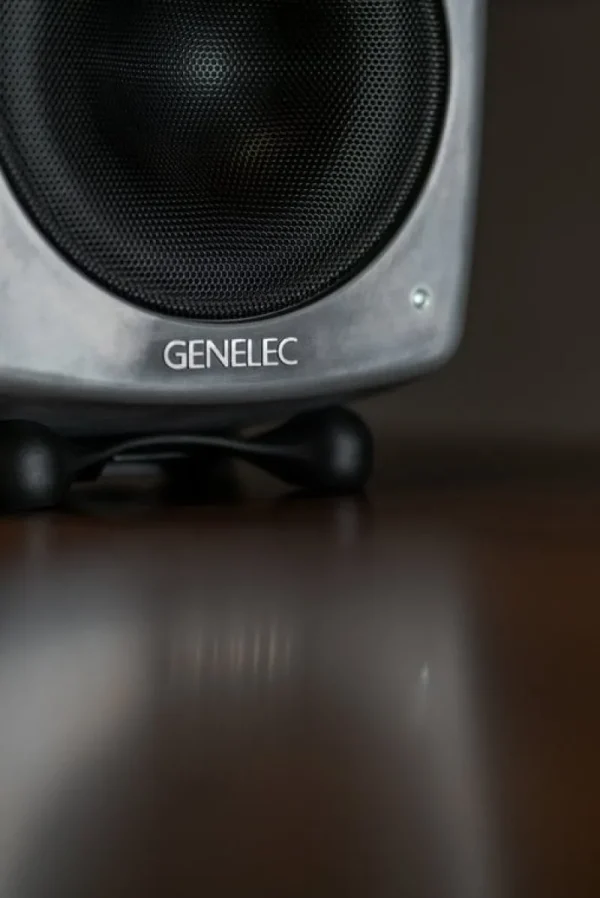 Genelec Unterhaltungselektronik^G Three (B) Aktivlautsprecher, RAW Aluminium