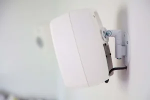 Genelec Unterhaltungselektronik^Wandhalterung für G Two/G Three Lautsprecher, weiß