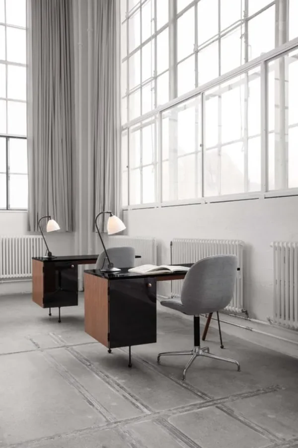 GUBI Schreibtische Und Raumtrenner | Tische^62 Desk, Walnuss – schwarz