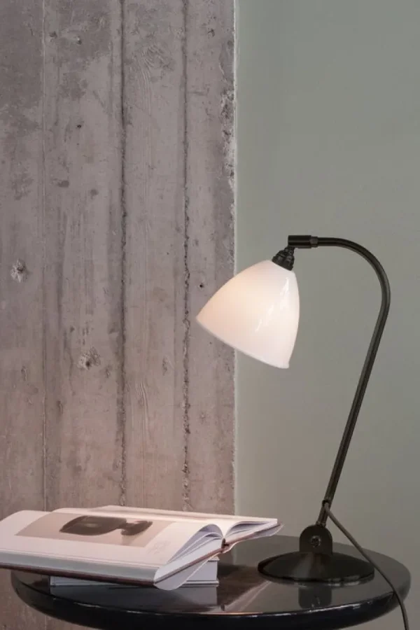 GUBI Tischlampen-Bestlite BL1 Tischleuchte, schwarzes Messing - Knochenporzellan