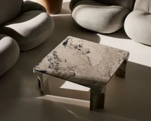 New Works Tische-GUBI Doric Couchtisch, 80 x 80 cm, lichtgrauer Kalkstein